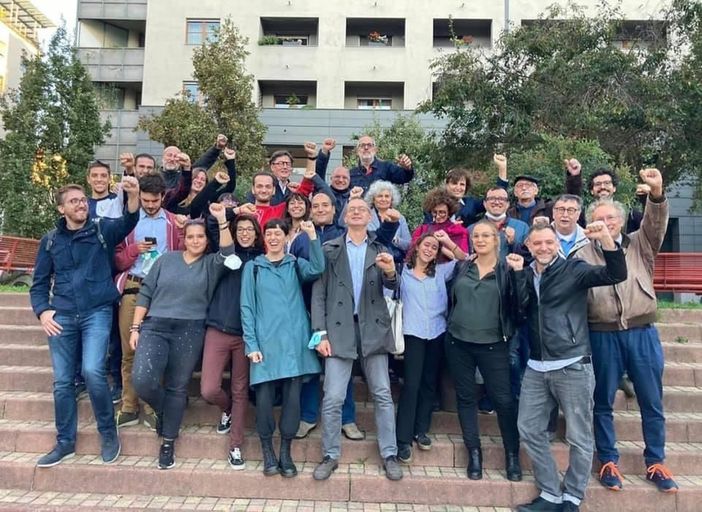 foto di gruppo con pugno alzato