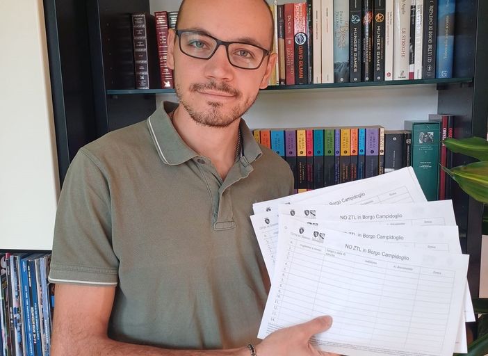 Persona con fogli e firme in mano Persona con fogli e firme in mano