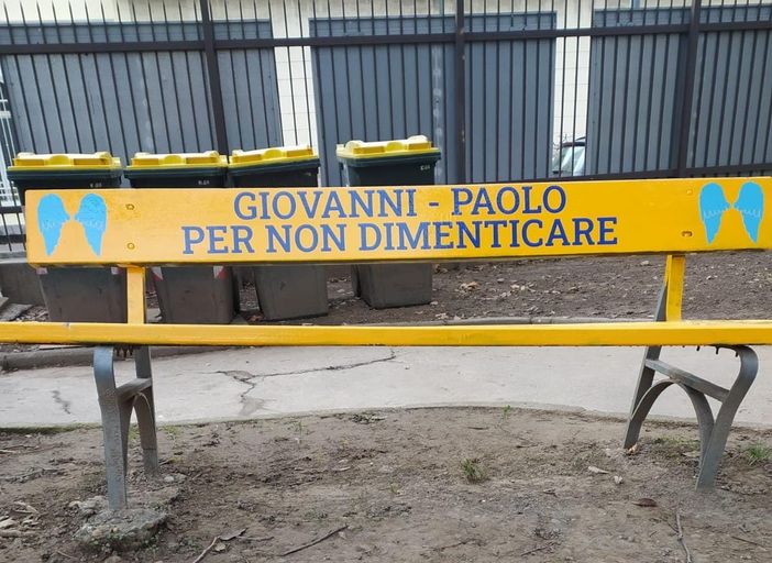 In via San Benigno tre &quot;panchine del ricordo&quot; per ricordare le stragi di Capaci e via D'Amelio