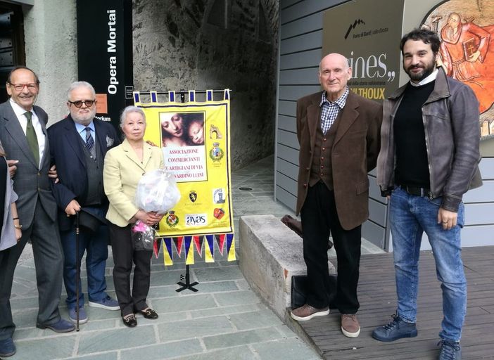 Da sn Giorgio Bréan; Nino Andreani; Susan, la moglie di Thoux; l'artista Giovanni Thoux e Luca Mattachini (cliccare sull'immagine per avviare la gallery) Da sn Giorgio Bréan; Nino Andreani; Susan, la moglie di Thoux; l'artista Giovanni Thoux e Luca Mattachini (cliccare sull'immagine per avviare la gallery)
