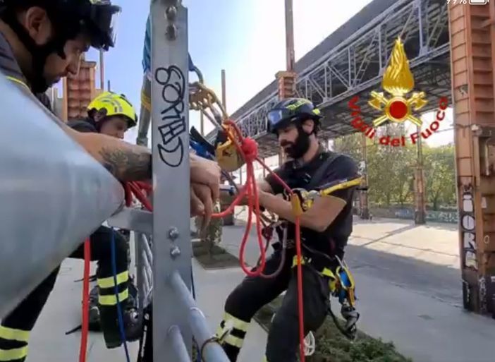 Spettacolare esercitazione dei vigili del fuoco al Parco Dora: con moschettoni, carrucole e corde simulano il soccorso in altezza [VIDEO]
