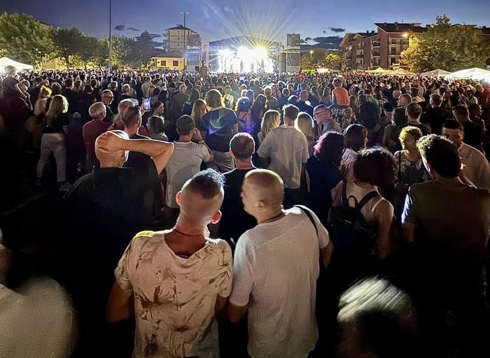 Alex Britti fa ballare tutta piazza Dolci per il Beinasco Summer Festival
