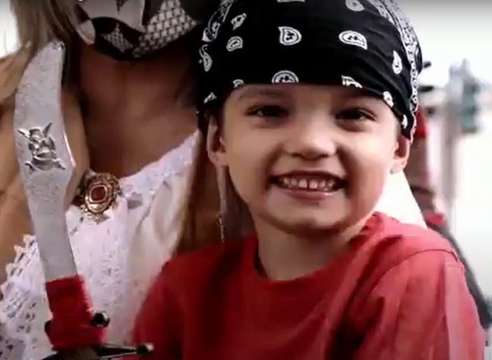 bimbo vestito da pirata