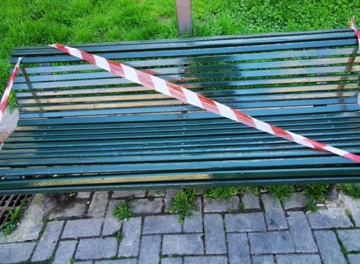 Le panchine appena restaurate messe ko dai vandali: &quot;Così si sprecano soldi pubblici&quot;