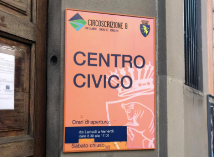 In foto il cartello del centro civico di via Ormea
