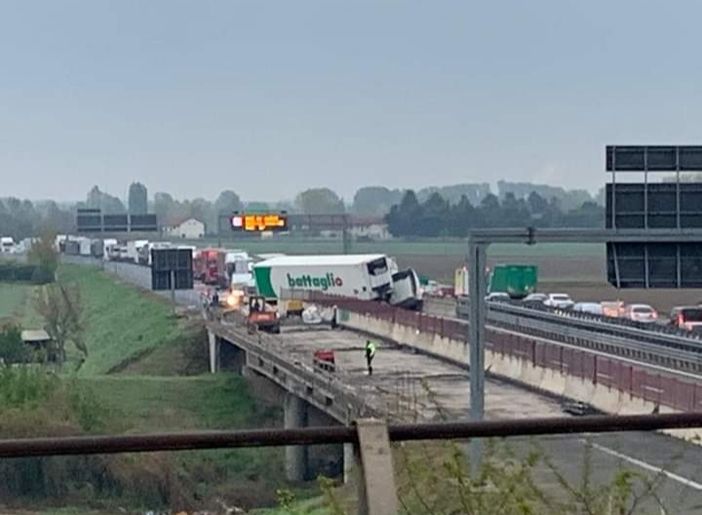 Tir sbanda e invade l'altra corsia, chiusa la Tangenziale sud: traffico nel caos