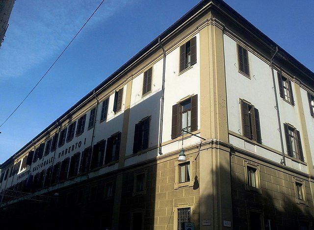 Si butta dal terzo piano del Convitto Umberto I di Torino: è vivo