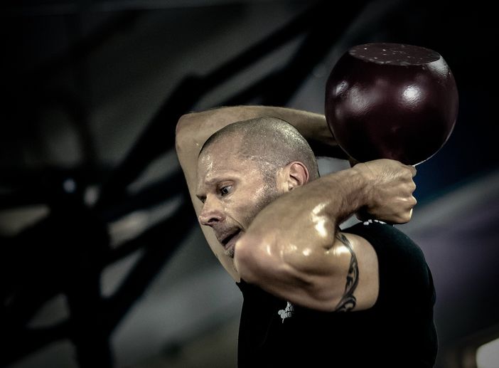Kettlebell: storia e caratteristiche di questo oggetto così noto in ambito sportivo