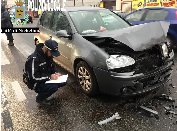 Tamponamento su via XXV Aprile a Nichelino: due feriti e traffico in tilt