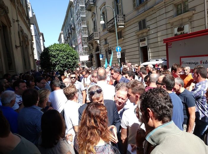 Gioco d'azzardo, i lavoratori del “gioco legale” protestano a Palazzo Lascaris: verranno auditi in Consiglio regionale (VIDEO)