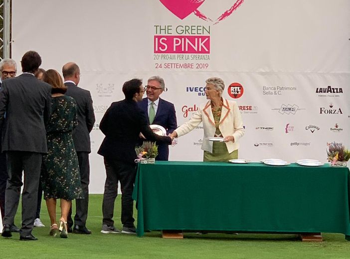 Vaccaro riceve il premio da Allegra Angelli Vaccaro riceve il premio da Allegra Angelli