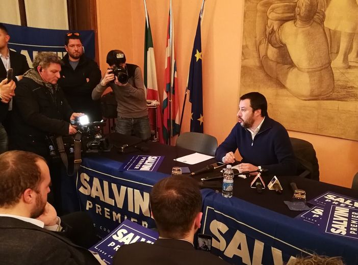 Tensioni a Torino per l'arrivo dei leader della Lega e di Forza Nuova Tensioni a Torino per l'arrivo dei leader della Lega e di Forza Nuova