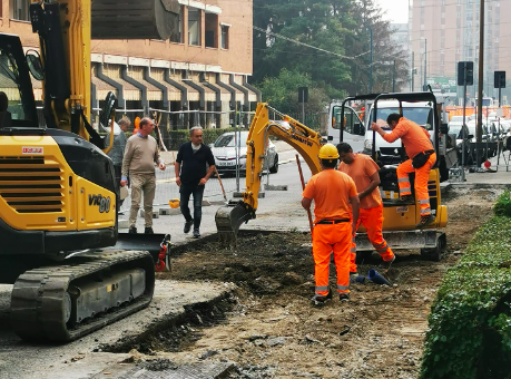 Via Genova: avviati i cantieri per ripristinare carreggiata e marciapiedi