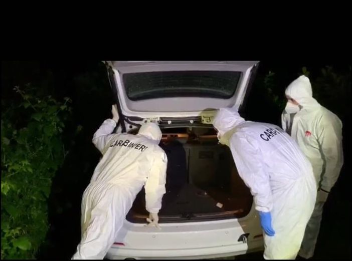 Giallo a Torino, nell'auto in collina il corpo di un uomo con cinque colpi di pistola alla tempia [FOTO e VIDEO]