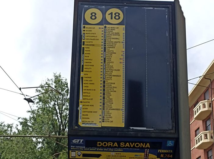 Aurora, sistemato il tabellone del bus 8 verso il centro alla fermata Dora Savona di corso XI Febbraio Aurora, sistemato il tabellone del bus 8 verso il centro alla fermata Dora Savona di corso XI Febbraio