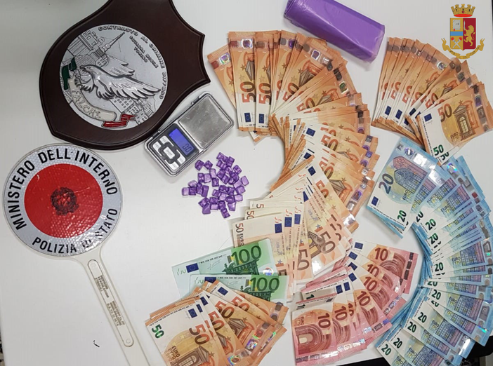 Pusher esce di casa con 36 dosi di cocaina in bocca: arrestato dalla polizia Pusher esce di casa con 36 dosi di cocaina in bocca: arrestato dalla polizia