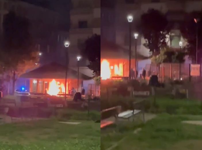 A fuoco alcuni divani. Danneggiate le panchine e parte del chiosco