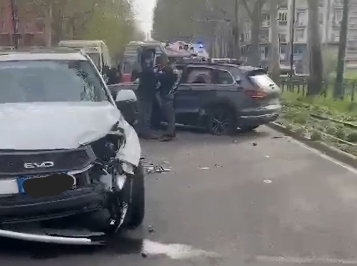 Brutto incidente in corso Turati: tre auto coinvolte, due le persone ferite Brutto incidente in corso Turati: tre auto coinvolte, due le persone ferite