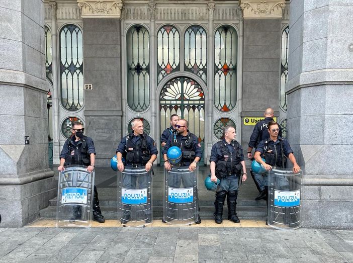 No Vax pronti a bloccare i treni: blindate le stazioni di Porta Nuova e Porta Susa