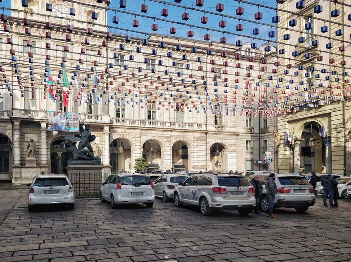 protesta taxi davanti al Comune