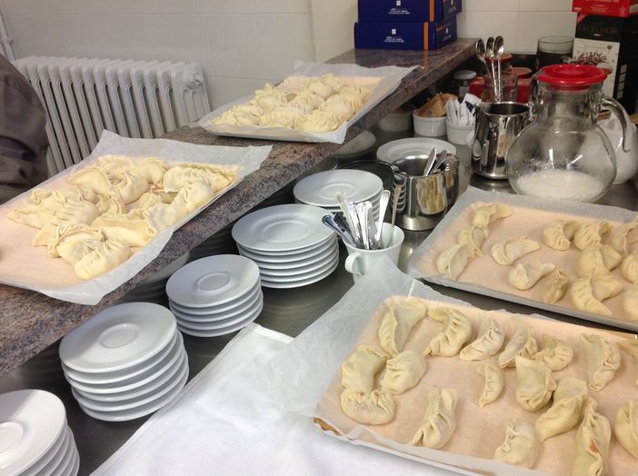 tavolo di bar o ristorante con pietanze tavolo di bar o ristorante con pietanze