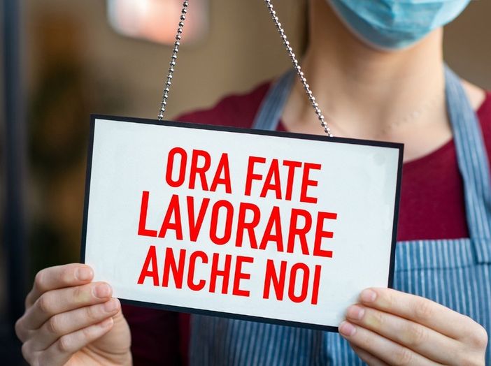 Manifesto esposto durante una manifestazione di Confesercenti