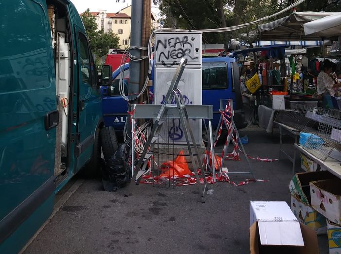 Alcuni banchi costretti a spostarsi Alcuni banchi costretti a spostarsi