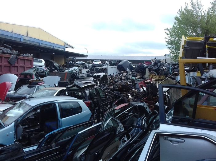 Controlli della Polizia Municipale in un'autodemolizione di via Natta