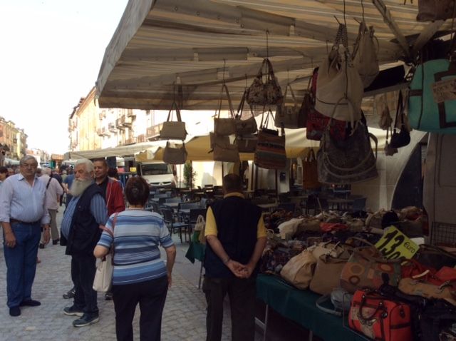 In corso Svizzera il mercato non va in vacanza