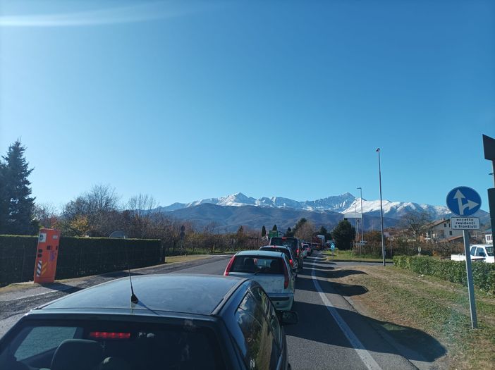Coda all’imbocco della Val Pellice: “Ci vuole il treno”