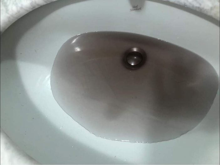 L’acqua sporca che esce dai rubinetti a None