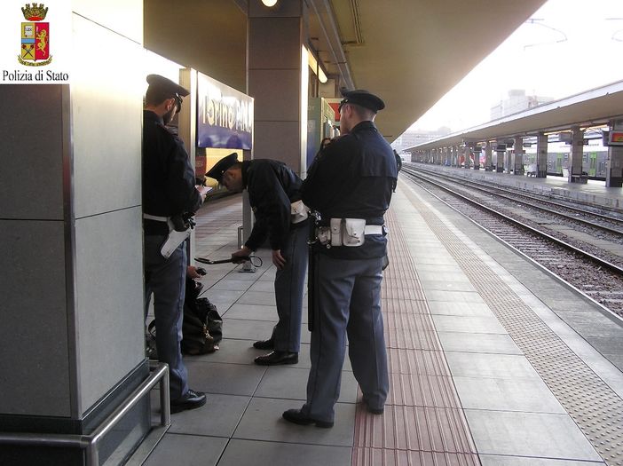 Giovane writer denunciato a Porta Nuova: fermato mentre tentava di graffitare un convoglio