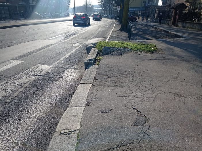 Strada Altessano, il cordolo rotto preoccupa gli automobilisti: &quot;E' pericoloso&quot;