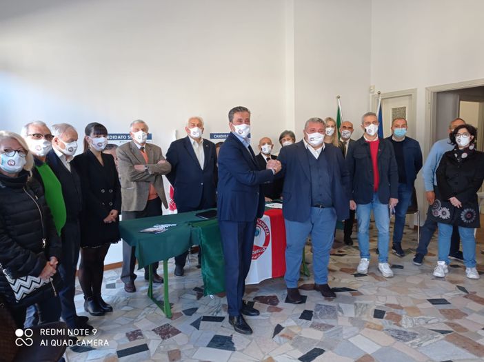 Comitato elettorale persone sedute a un tavolo