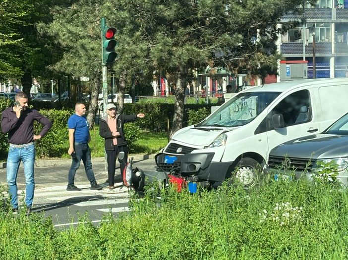 Scooter contro furgoncino: attimi di paura per un brutto incidente in Strada del Drosso Scooter contro furgoncino: attimi di paura per un brutto incidente in Strada del Drosso