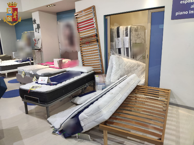 Borgo Filadelfia, coppia danneggia negozio per arrivare a rubare l’incasso