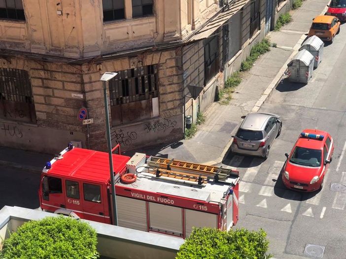 L'ex fabbrica di tappeti Paracchi cade a pezzi, residenti esasperati