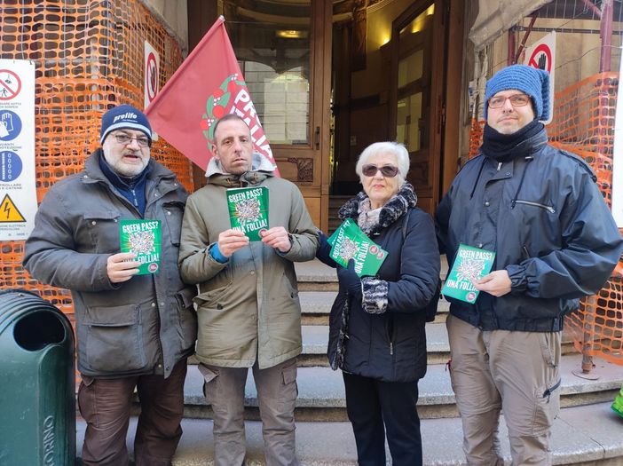 Protesta davanti alle poste: "Vogliamo entrare anche senza green pass", ma vengono respinti [VIDEO]
