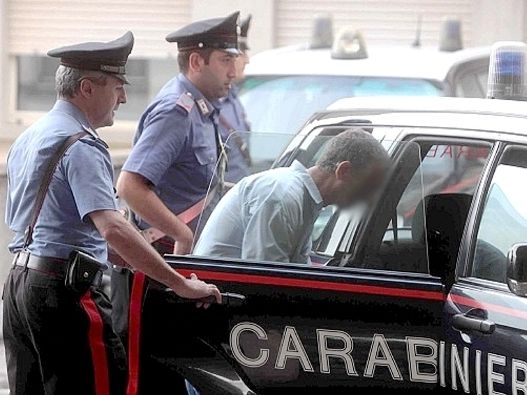 Corso San Maurizio, scippa una borsa in un locale: arrestato