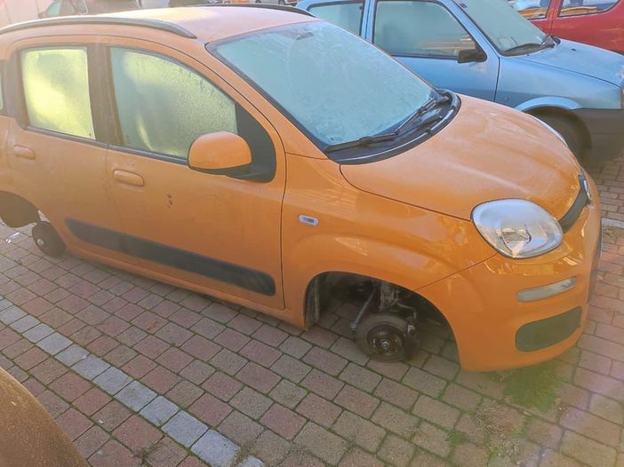 auto senza gomme