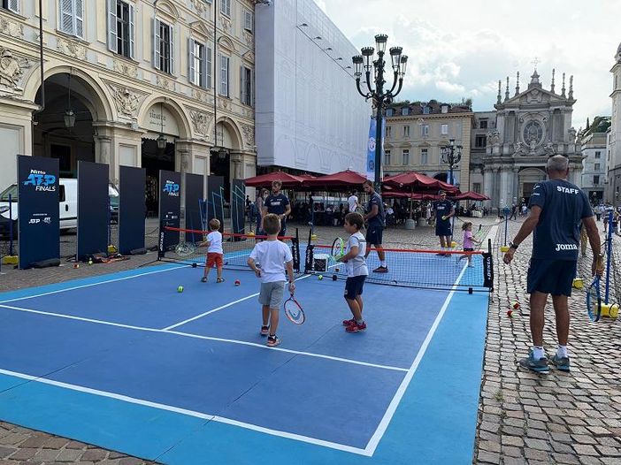 tennis in piazza - foto d'archivio tennis in piazza - foto d'archivio