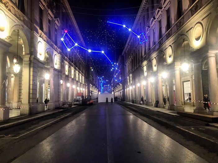 installazione di luci d'artista in via Roma