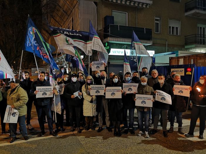 I militanti di Fratelli d'Italia davanti alla farmacia