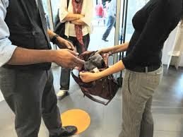 Ha schiaffeggiato la guardia giurata che aveva allertato la polizia del furto in corso: arrestata una donna