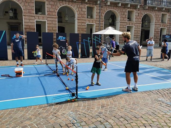 tennis in piazza - foto d'archivio tennis in piazza - foto d'archivio