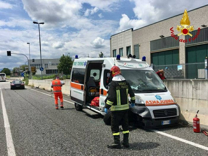 Doppio intervento per i vigili del fuoco di Alpignano, in un'abitazione e per un incidente stradale Doppio intervento per i vigili del fuoco di Alpignano, in un'abitazione e per un incidente stradale