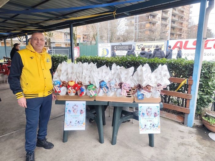 Il presidente Franco Mesiano con le uova benefiche