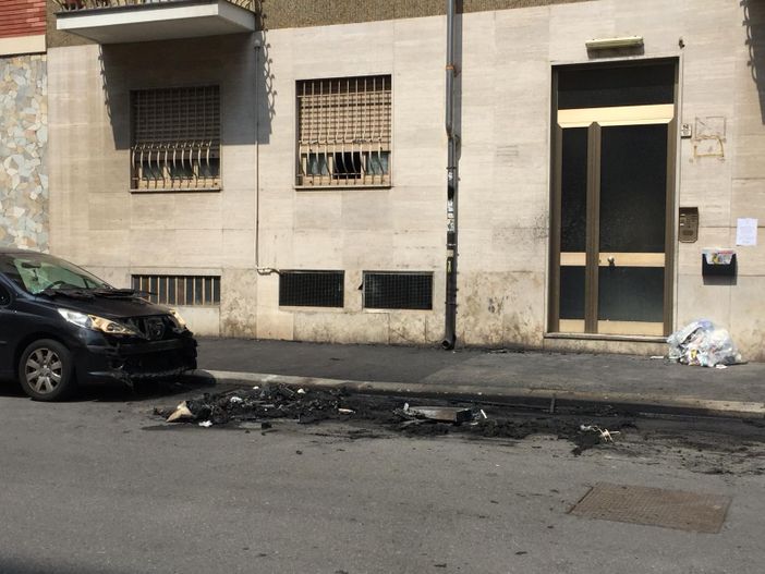 Non più casi isolati: altre due auto sono bruciate a Borgo Lingotto, adesso si teme un piromane