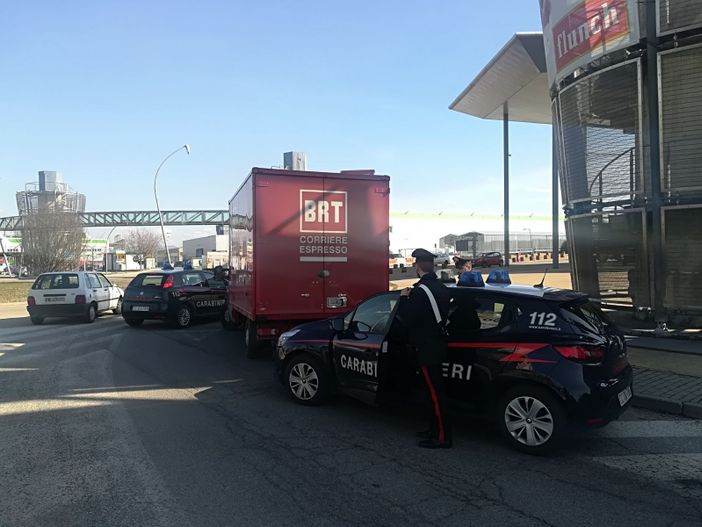 Furti seriali mentre il figlio di due anni attendeva in auto: arrestati (FOTO) Furti seriali mentre il figlio di due anni attendeva in auto: arrestati (FOTO)