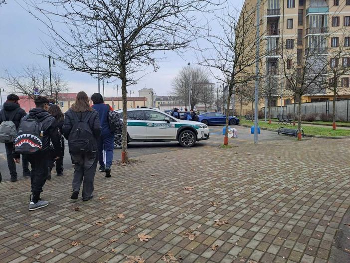 Controlli della Polizia locale di Chivasso nei pressi delle scuole Controlli della Polizia locale di Chivasso nei pressi delle scuole